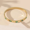 Bracciale rigido in acciaio al titanio dorato con quattro cristalli verdi a rombo - Oro con zirconia verde
