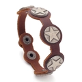 Bracelet vintage en cuir marron avec rivets métalliques à motif d'étoiles sur blanc - Marron