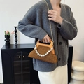 Sac à main marron en peluche avec poignée bois, chaîne perles et bandoulière dorée - 26*7*18 / Marron
