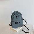 Bolso bandolera gótico con forma de lápida gris azulado con calavera y RIP - Gris