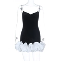Dettaglio dell'orlo a palloncino in raso bianco su un mini abito senza spalline nero - S / Nero
