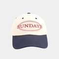 Détail de casquette bicolore avec broderie Sundays rouge sur couronne blanc cassé - Réglable / Beige + Bord Marine