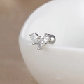Vue macro d'un clou d'oreille cœur en argent avec zircons et fermoir à boule vissée - Zircone en Cœur Épissé