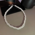 Elegante collar de perlas blancas de doble capa con cierre plateado en soporte negro - Blanco