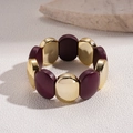 Detalle de pulsera de acrílico vintage con cuentas ovaladas doradas y granates sobre piedra - Pulsera-Rojo