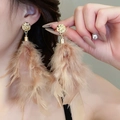 Boucles d'oreilles longues dorées avec plumes champagne et clous en métal texturé - Gland de plume de café doré (50#)