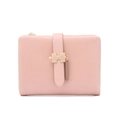 Gros plan d'un portefeuille rose en cuir pour femme avec une boucle en métal en forme de puzzle - Orange