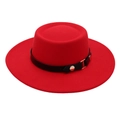 Détail d'un chapeau plat en laine rouge avec ceinture en cuir noir et boucle dorée - Style à Deux Boutons / Rouge