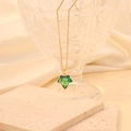 Détail du pendentif feuille dégradé vert sur une chaîne dorée élégante - Vert paon