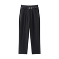 Detalle de los pantalones de cintura alta y pierna recta con cinturón y hebilla dorada - S / Negro
