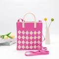 Fuchsia und beige karierte Strick-Tote-Bag mit Henkel und Schultergurt - Rosarote Raute