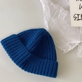 Detalle de gorro de punto acanalado azul sobre fondo blanco con accesorios minimalistas - Talla Única Niño / Azul Real