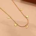 Detalle de un collar de cadena de serpiente dorada con elegantes colgantes de estrella - Collar De Estrella Y Luna Dorado