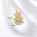 Vue détaillée du pendentif ours plaqué or 14k avec zircons et pierre de cœur rose - Ours Doré avec Cœur Rose (H-11985)