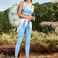 Completo yoga azzurro con reggiseno sportivo e leggings con zaino funzionale nella natura - S / Celeste