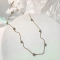 Collana girocollo minimalista in argento con cuori e catena regolabile su base bianca - Collana Color Acciaio (B109)