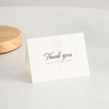Carte de remerciement blanche avec motif œillet rose et texte 'Thank you' en marron - Style Merci