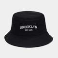 Dettaglio del ricamo bianco Brooklyn EST 1631 sul cappello alla pescatora nero - Taglia unica / Nero