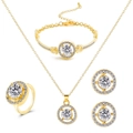 Nahaufnahme von goldenem Schmuckset mit funkelndem runden Kristall-Halo-Detail an der Kette - Goldenes Vierteiliges Set (MS8332)