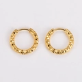 Primer plano detallado de pendientes de aro dorados con textura de patrón de diamante martillado - Dorado