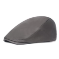 Vue détaillée d'une casquette en cuir gris foncé montrant le grain de cuir et la couture - Gris