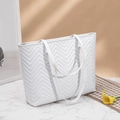 Sac fourre-tout blanc matelassé en PU pour femmes avec doubles bandoulières sur marbre - Blanc