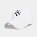Vue détaillée de la broderie noire Mrs. sur une casquette en coton blanc pour mariage - Réglable / MRS Blanc