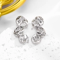 Pendientes de pétalos de plata martillada con textura irregular sobre soporte de piedra - Oro de 18K / Plateado