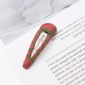 Dettaglio di un fermaglio per capelli all'uncinetto a righe rosa e verdi fatto a mano - goccia / Rosa e Verde