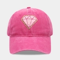 Détail d'une casquette rose avec écusson en diamant et broderie de paillettes dorées - Réglable / Rose Rouge