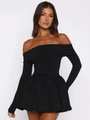 Elegante abito corto nero con spalle scoperte, maniche lunghe e gonna a pieghe su bianco - S / Nero