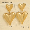 Detailansicht goldener Herzohrringe mit Abmessungen 4,8 cm x 2,5 cm und Gewichtsangaben - Gold (NMSE-E312-3)
