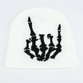 Detailaufnahme der weißen Strickmütze mit schwarzem Totenkopf-Handgesten-Stickerei für Winter - Einheitsgröße / Weiß