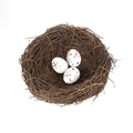 Künstliches braunes Vogelnest aus Rattan mit drei gesprenkelten weißen Eiern für Ostern - Großes Vogelnest und Eier