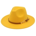 Chapeau fedora élégant en feutre de laine jaune avec boucle de ceinture en cuir. - Jaune