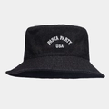 Dettaglio delle lettere USA sul cappello da pescatore in denim nero stile vintage - M (56-58cm) / Nero