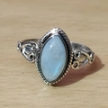 Detail eines silbernen Vintage-Rings mit Markise-Mondstein und filigranem Herzdesign - US 5 / Blau