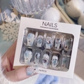 Dettaglio di unghie finte sfumate blu con fiocchi di neve, perle e strass luccicanti - Stile Indossabile (Include Colla/Colla Gelatina/Kit di Strumenti)