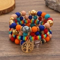 Boheems gelaagd kralenarmbandset met levensboombedeltje op donker houten decor - Roze Blauw Groen Levensboom (M-540)
