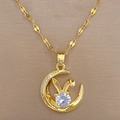 Dettaglio della collana dorata con luna e coniglio, piccoli diamanti e gemma trasparente - Oro