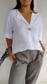 Détail du haut en coton et lin blanc à col en V avec bouton en bois et pantalon gris décontracté - S / Hauts / Blanc