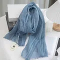 Sciarpa lunga blu in lino e cotone con bordi a frange e trama a rete traspirante - Blu