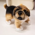 Peluche cucciolo di beagle tricolore realistico con pelliccia morbida e occhi marroni - Carlino Marrone e Nero