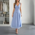 Elegante abito azzurro senza maniche con scollo a V, vita a pieghe e gonna fluida al polpaccio - S / Blu