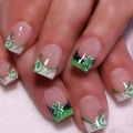 Uñas postizas cortas cuadradas con puntas blancas y diseño de trébol verde para el Día de San Patricio - Estilo con pegamento de gelatina amarillo