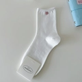 Minimalistische weiße Baumwollsocken mit einem süßen rosa Knopfdetail am Sockenbund - Einheitsgröße / Weiß