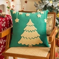 Groene fluwelen kussenhoes met geborduurde gouden kerstboom op een houten stoel - 45*45cm Zonder Kern / Groen Kerstboom (Fluweel)