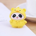 Mini statuetta panda con impermeabile anatra gialla per auto e scrivania carina - Panda con Impermeabile