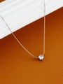 Macro-opname van zilveren ketting met zirkonia-hanger en fijne vierklauw-zetting - Zes-klauw Enkele Steen Stijl (X713) / Staalkleur
