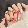 Unghie finte con stelle e labbra rosse con borchie dorate e motivi artistici - L / Forma a Mandorla Corta (72)